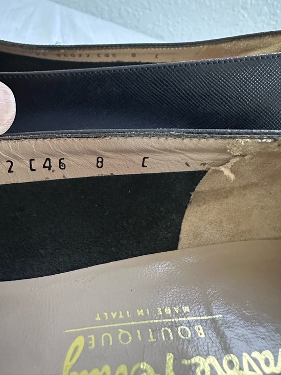 Salvatore Ferragamo Boutique Black Leather Pumps Size 8C Gold Gancini Italy - Picture 12 of 15